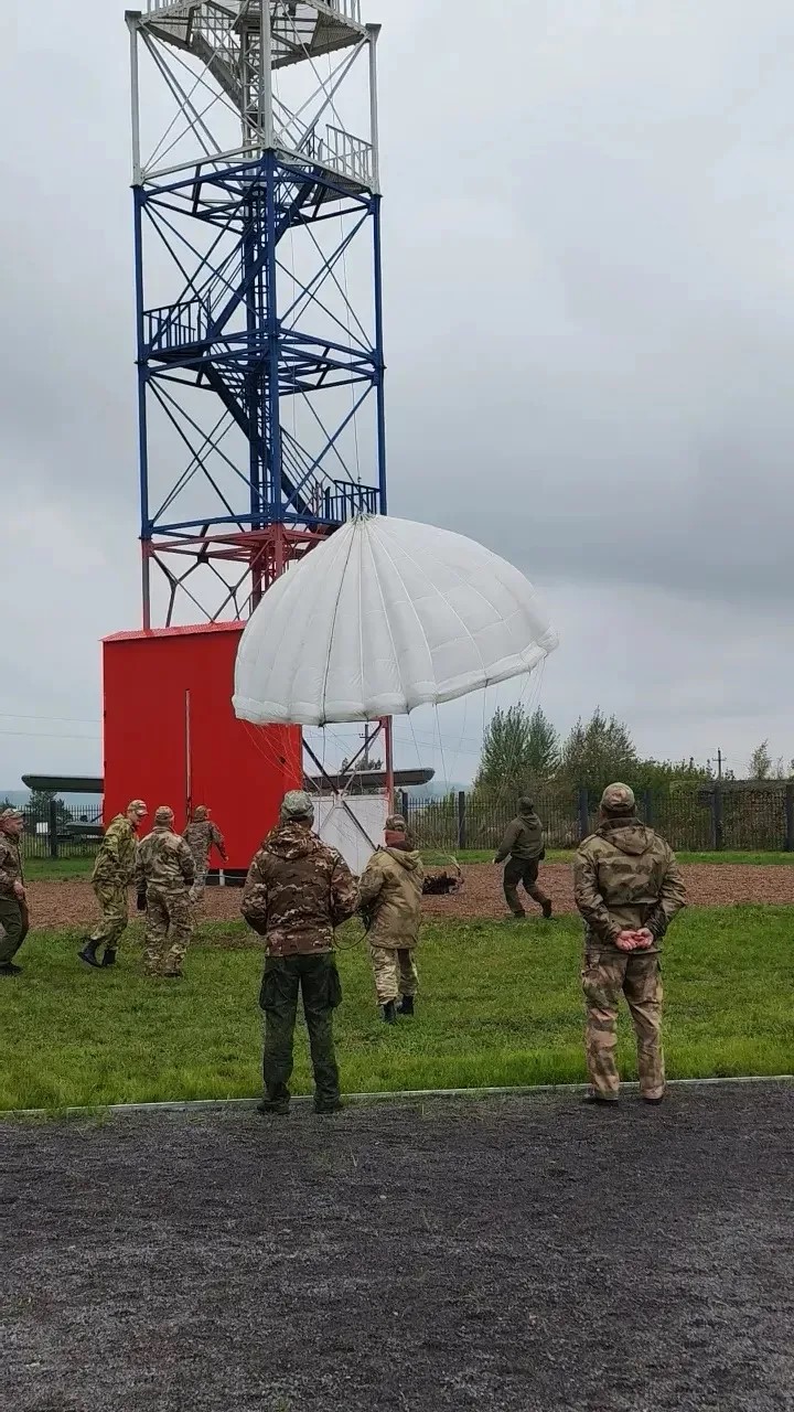 Сегодня 21 участник фестиваля прошёл настоящее испытание на смелость: 20 юношей и одна девушка совершили учебные прыжки с парашютной вышки ПВ-58 в парке «Патриот».